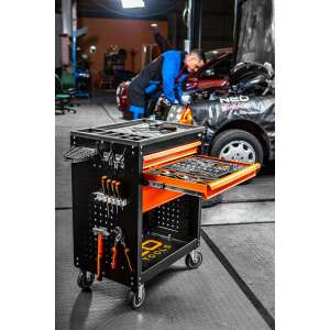 Neo Tools anpassbarer Werkstattwagen mit Zangenhalterhaken in Gebrauch - Neo