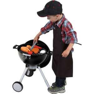 Copil care se joacă cu grătarul de jucărie Theo Klein Weber One Touch Premium, grillând mâncare - Jucarii si ustensile de bucătărie