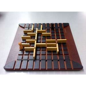 Joc de societate strategică Quoridor Classic, un joc de logică și strategie în care jucătorii construiesc ziduri pentru a bloca căile adversarilor lor - Jocuri de societate