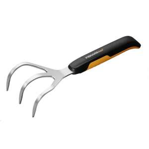 Култиватор Fiskars Xact™, градински инструмент с черна и оранжева дръжка - Fiskars