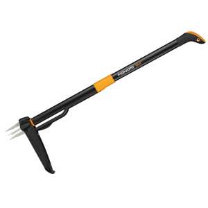 Fiskars Xact Unkrautentferner, schwarz mit orangefarbenem Griff, 100 cm lang, zum Entfernen von Unkraut aus dem Garten - Unkrautstecher