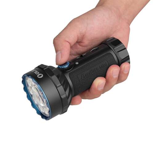 Olight Marauder Mini zseblámpa kézben, a kezelőszervek és a méret bemutatása