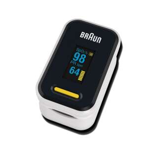 Braun Pulse Oximeter 1, a készülék ferde nézete, amely bemutatja a kijelzőt és az ujjcsipeszt - Testelemző készülék