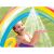 Intex Rainbow Ring Play Center: Dijete uživa u značajki prskanja duge.