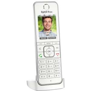 AVM FRITZ!Fon C6 fehér vezeték nélküli telefon színes képernyővel, egy hívóazonosítóval, amelyen egy férfi képe látható, fehér háttér előtt - AVM