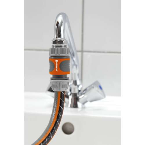 Gardena Aerator 2906-20 an Schlauch und Wasserhahn angeschlossen