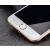 Közelkép a 9H edzett üveg képernyővédőről iPhone-on