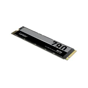 Schräge Ansicht der Lexar NM790 2TB NVMe SSD, Hochleistungs-Internspeicher - Lexar SSD-Laufwerke