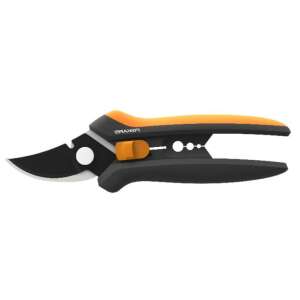 Fiskars Solid Blumenschere, schwarz-orangefarbene Griffe, schräge Ansicht - Gartenscheren und Messer