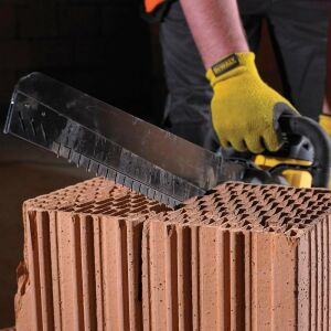 DeWalt Alligator Fűrész használat közben - Tégla vágás - Dewalt