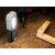 Lampă de lucru LED Tracer TRAOSW47010 iluminând un proiect de prelucrare a lemnului