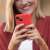 Nő a piros Silicone Mag Cover tokot használja iPhone 11-hez