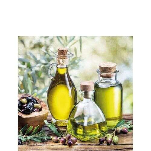 Három üveg olívaolaj dugóval, egy fa asztalon, olajbogyókkal és olajágakkal