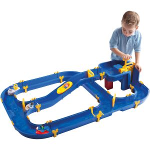 Dziecko używa pompy toru wodnego Waterplay Niagara - Gra na świeżym powietrzu