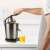 Black & Decker BXCJ350E Citrusprés használatban, narancslé készítése