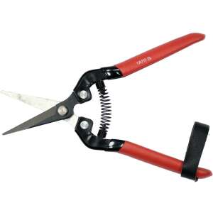 Vedere unghiulară a foarfecii de grădinărit Yato YT-8816 cu arc, mâner roșu și negru - Unelte de grădinărit