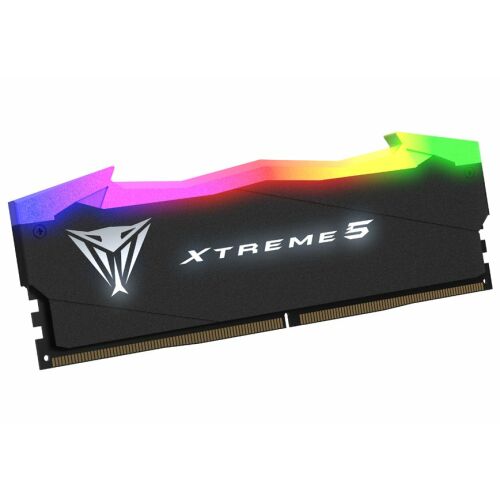 Szögletes nézet a Patriot Viper Xtreme 5 RGB 32GB DDR5 RAM-ról