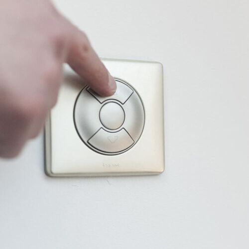 Întrerupător rulou Legrand Céliane, control direct al motorului, în uz