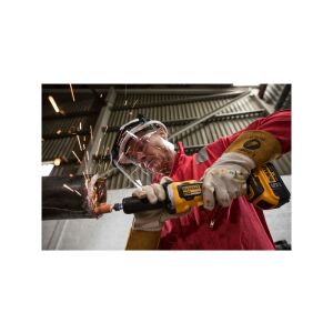 DeWalt DCG426N Egyenes Csiszoló használat közben, fém csiszolása - Dewalt