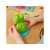 Gyermek játszik a Play-Doh Béka és színek kezdőkészlettel, formákat készít a mellékelt eszközökkel