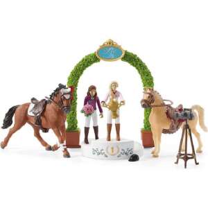 Schleich Horse Club Barátság Verseny játékkészlet két lovas, két ló, egy dobogó és kiegészítők - Schleich
