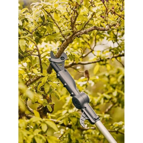 Gardena HighCut 360/18V P4A Akku-Teleskop-Astschneider schneidet einen Ast