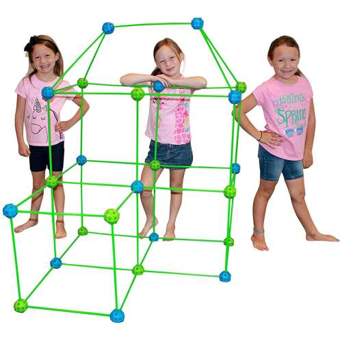 Gyerekek játszanak egy Bunker készítő készletben