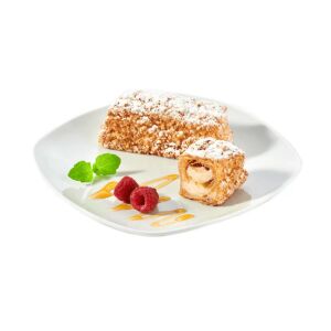 Prăjitură Napoleonky Marlenka pe o farfurie cu zmeură și mentă - Alimente & Băuturi