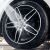 Čišćenje automobilske felge vodom nakon korištenja K2 Roton Spreja za čišćenje felgi