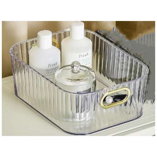 Przezroczysty plastikowy kosz do przechowywania ze złotymi uchwytami, idealny do organizowania niezbędnych rzeczy do łazienki, takich jak kosmetyki, makijaż i produkty do pielęgnacji włosów.