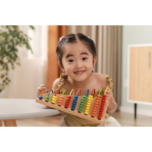 Glückliches Kind mit Apollo Viga Abakus - Frühe mathematische Fähigkeiten - Schaukelpferde, Schaukeltiere und Entwicklungsspiele für Kinder im Kindergartenalter