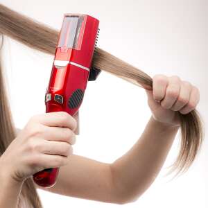 Nő használja a piros Mac Trimmer hajvégvágót a haján - Szépség & Egészség
