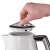 Otwieranie pokrywy czajnika Russell Hobbs Structure biały
