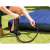 Intex Double Quick II Handpumpe pumpt eine Luftmatratze auf