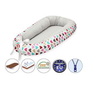 Scamp babafészek színes szívecskés mintával, EU-ban gyártva, biztonságos és kényelmes újszülötteknek, lélegző és mosható - Baba & Tipegő
