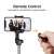 Spigen S540W Selfie Stick állvány, fekete, a távirányító használatát mutatja, egy csoportkép készítése közben
