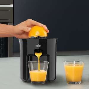 Електрическа цитрусова преса Braun CJ 3050 в употреба, изстискване на портокалов сок в чаша - Центрофуга и преса за плодове