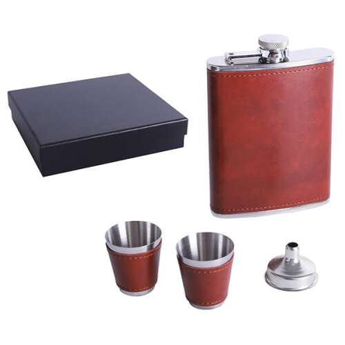 Flaska szett pohárral tölcsérrel - bordó - 240 ml, 4 részes laposüveg szett dobozban, mely remek ajándék férfiaknak. Tartalma: rozsdamentes fém flaska bordó műbőr bevonattal, 2 db fém kispohár és 1 db fém tölcsér.