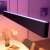 Philips Hue Ensis 5500lm Schwarze Intelligente Pendelleuchte in einem modernen Wohnzimmer