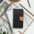 Fekete és arany Fancy Book tok iPhone 15 Pro Max-hoz, használatban