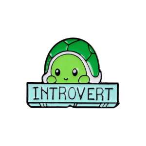 'Introvert' befelé forduló teknőc kitűző 81998195 