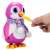 Ruka kŕmi interaktívnu hračku Silverlit Rescue Penguin, ružovú, rybou