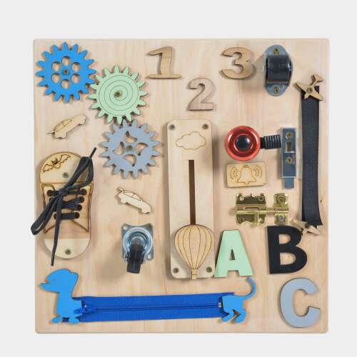 Felülnézet a Cangaroo Small kék fa elfoglaltság tábláról fogaskerekekkel, cipőfűzővel és cipzárral a finommotoros készségek fejlesztéséhez.