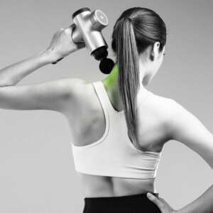 Woman using a massage gun on her back, Akkumulátoros Masszázspisztoly - Massage gun