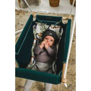 Baba egy zöld ADAMO beltéri hintában, tukán mintás párnával - Adamo
