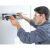 Férfi Black and Decker akkus csavarozóval polcot szerel