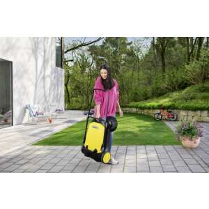 Nő Karcher S 4 seprőgépet használ a terasz tisztításához - Seprőgép