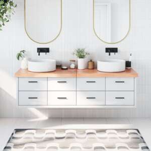 Jasnobrązowy blat łazienkowy z litego dębu z naturalnymi krawędziami, zainstalowany w łazience z dwoma umywalkami - Umywalka