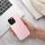 Simply Roar Cloud Skin szilikon tok Apple iPhone 15 Pro Max-hoz rózsaszínben, kézben tartva