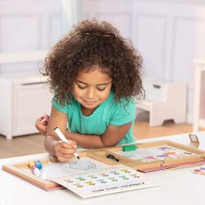 Gyerek használja a Melissa & Doug Princesses Rajzoló és Mágneses Játékkészletet - Melissa & Doug